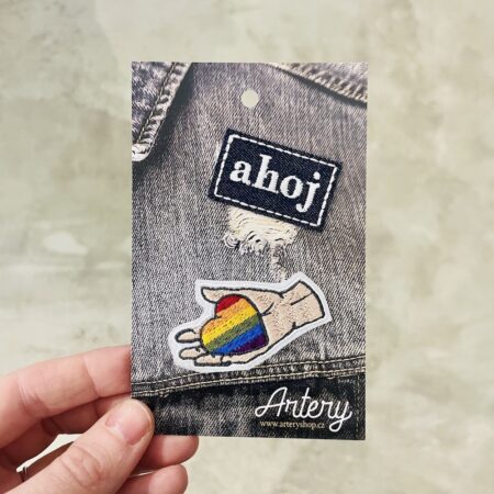 Set nažehlovacích nášivek Queer srdce na dlani a Ahoj Artery