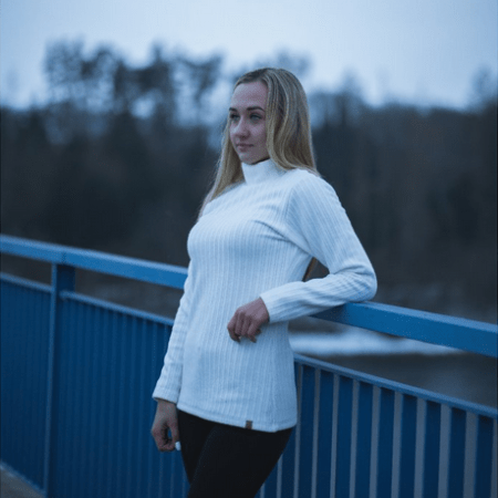 Bílý svetr s rolákem TOUHA - DaVysočina