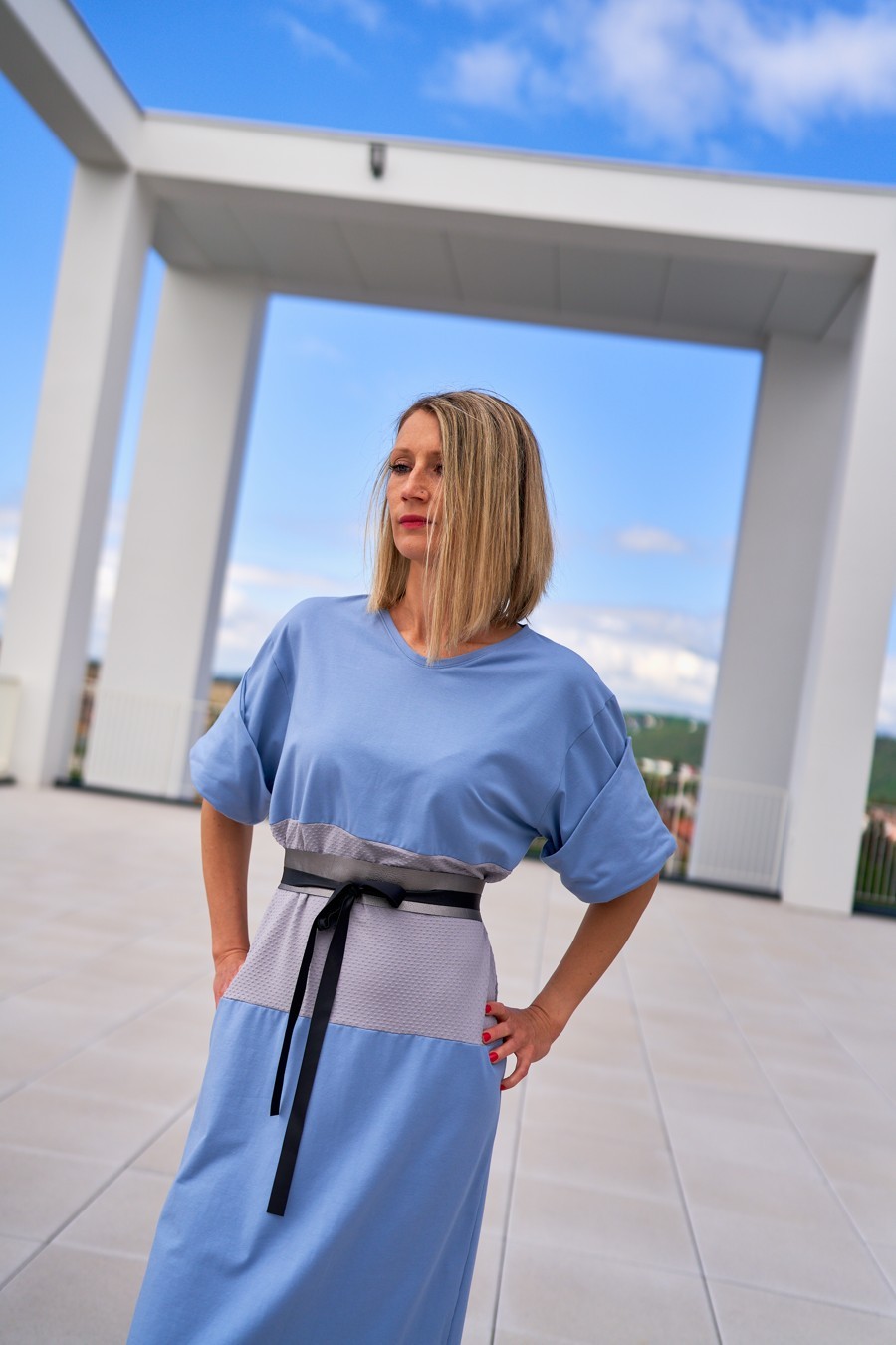 Světle modré kimono šaty s páskem - TATE Wear Světle modré kimono šaty s páskem - TATE Wear