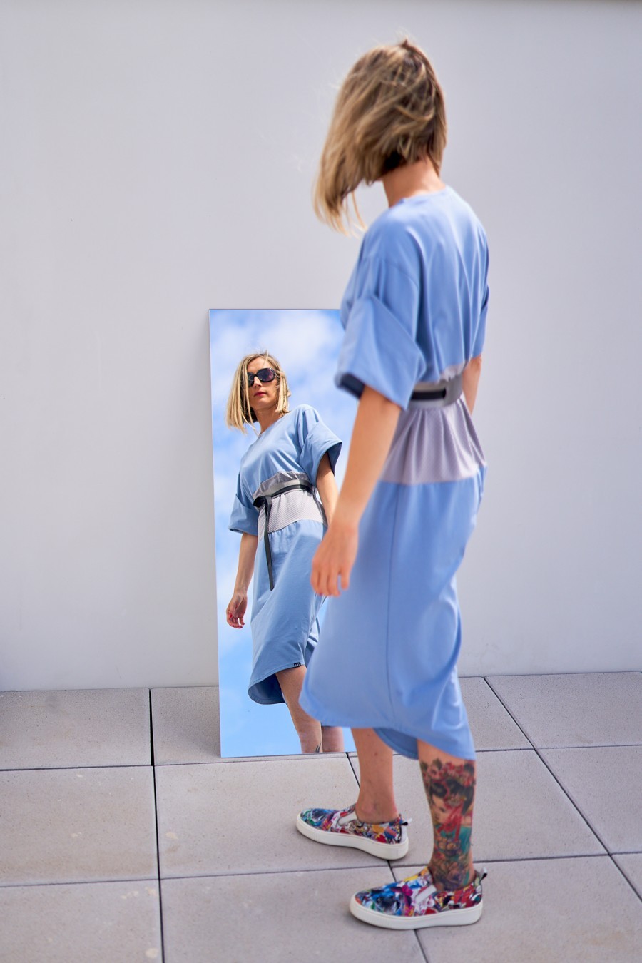 Světle modré kimono šaty s páskem - TATE Wear Světle modré kimono šaty s páskem - TATE Wear