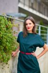 Tmavě zelené šaty s páskem – TATE Wear