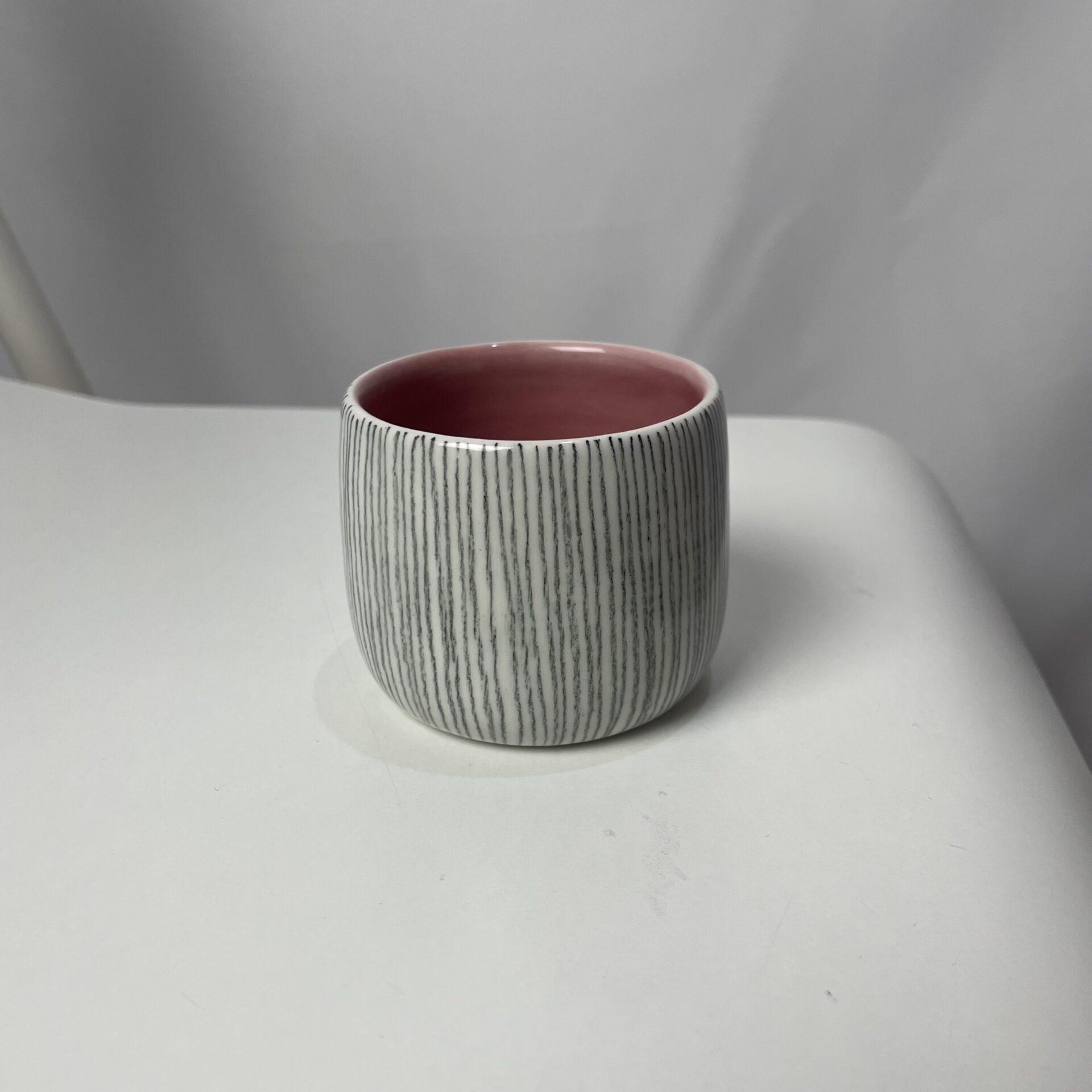 Růžový kalíšek porcelánový čáry 100 ml - Darouge Růžový kalíšek porcelánový čáry 100 ml - Darouge