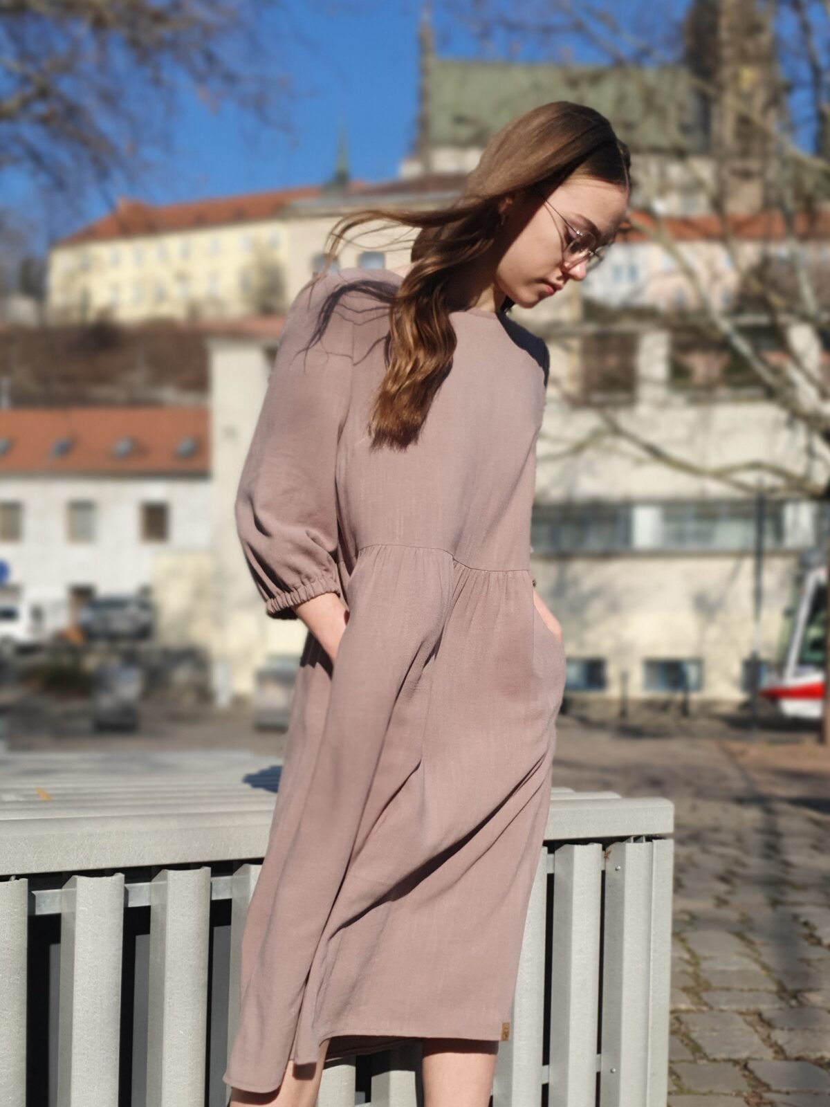 Šedo-béžové šaty PUFF - Fajnea Šedo-béžové šaty PUFF - Fajnea
