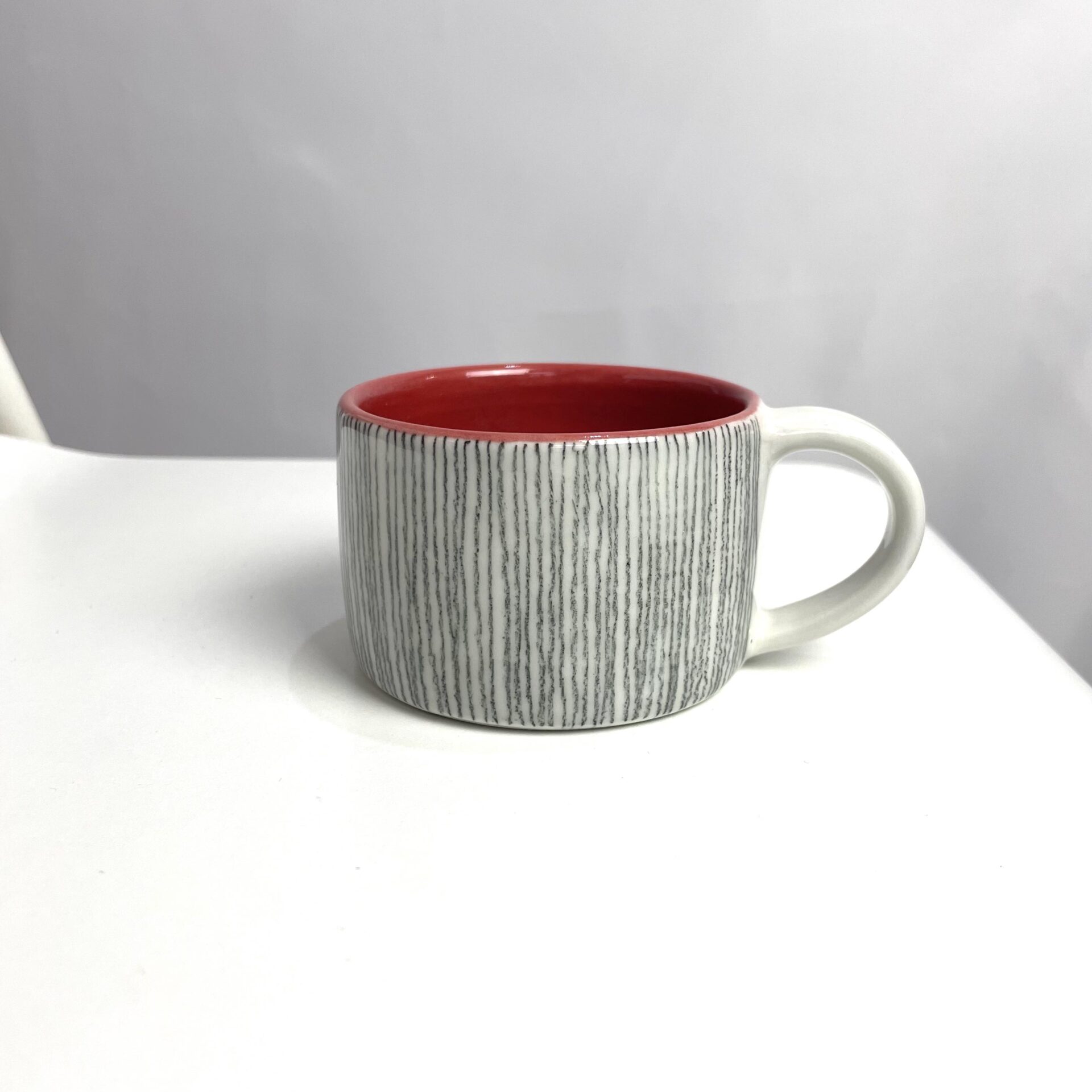 Červený hrnek porcelánový Čáry 120 ml - Darouge Červený hrnek porcelánový Čáry 120 ml - Darouge